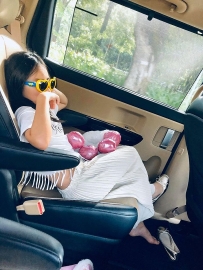 Con gái Công Vinh ngày càng phổng phao, thừa hưởng nhiều nét nổi trội của mẹ