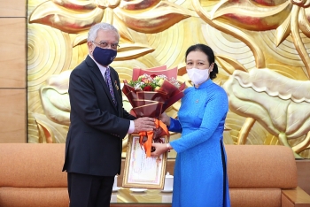 VUFO trao phần thưởng cao quý nhất cho ông Kamal Malhotra - Điều phối viên thường trú của LHQ tại Việt Nam