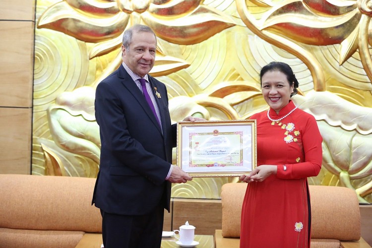 Đại sứ Angeria tại Việt Nam nhận kỉ niệm chương của VUFO vì thúc đẩy quan hệ hữu nghị hai nước