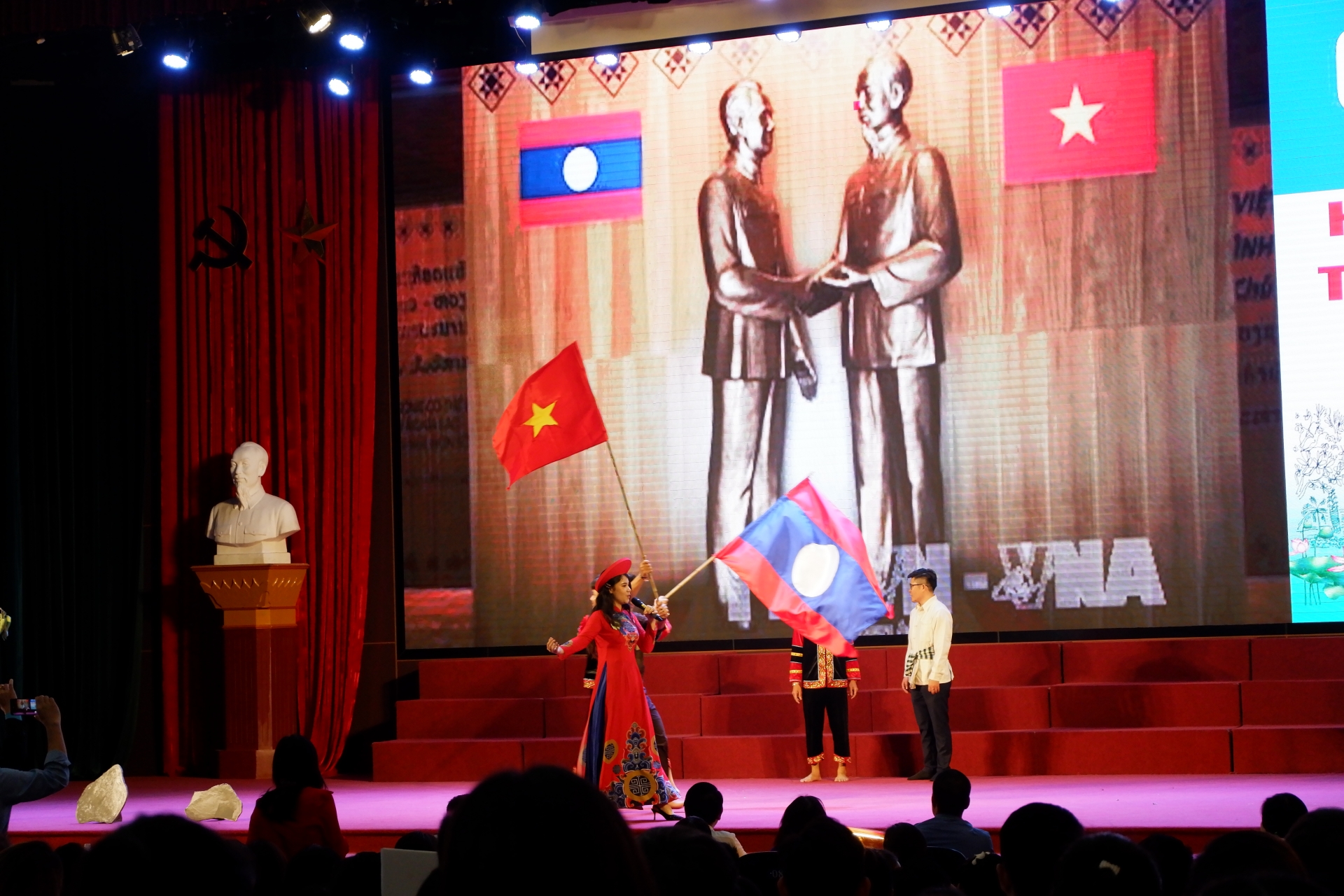 42 doi sinh vien lao hao hung tranh tai hung bien tieng viet