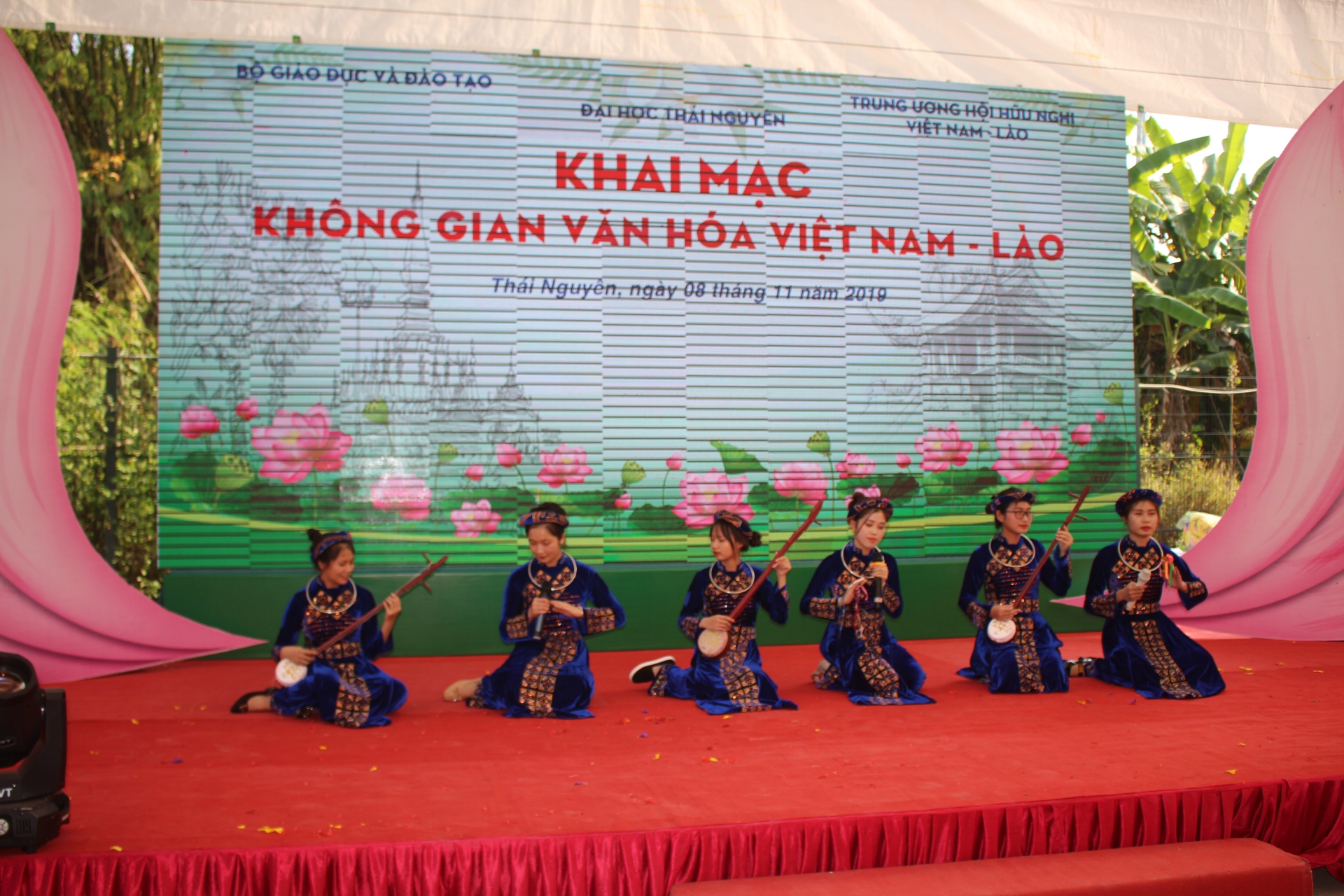 dac sac khong gian van hoa viet nam lao