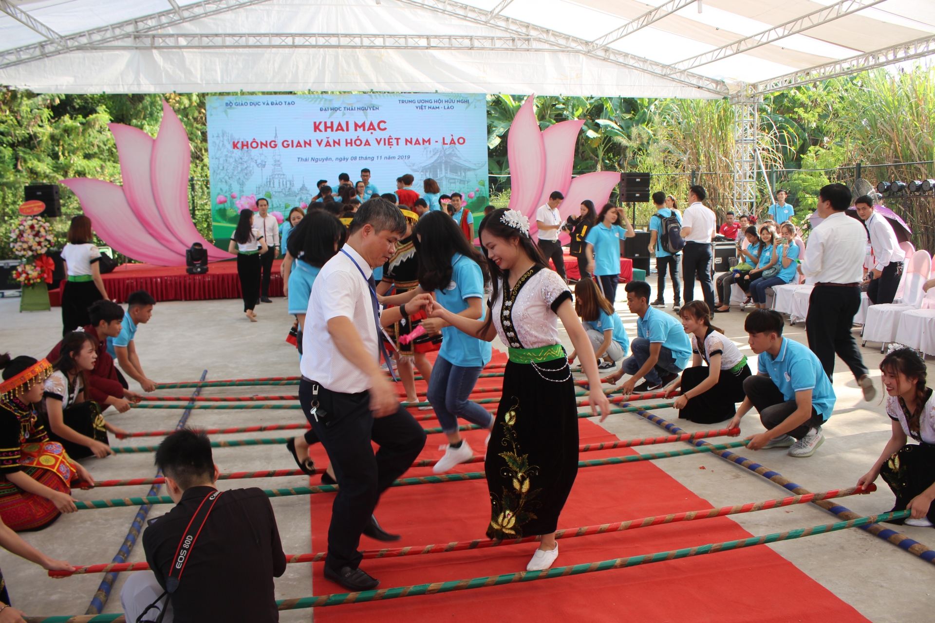 dac sac khong gian van hoa viet nam lao