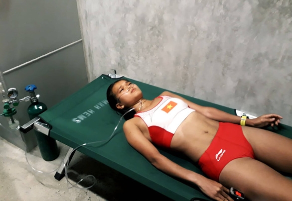 roi nuoc mat hinh anh nu vdv dien kinh viet nam kiet suc sau khi danh huy chuong tai seagames 30