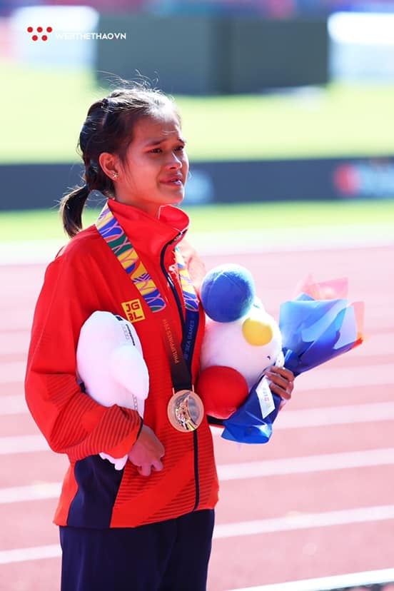 roi nuoc mat hinh anh nu vdv dien kinh viet nam kiet suc sau khi danh huy chuong tai seagames 30