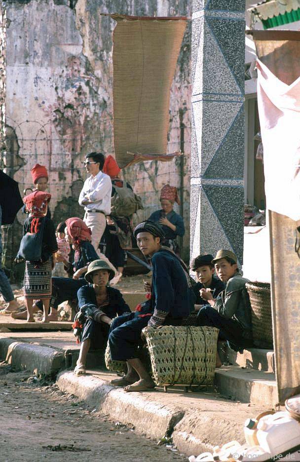 chum anh phien cho sapa nam 1992 trong anh cua du khach nuoc ngoai