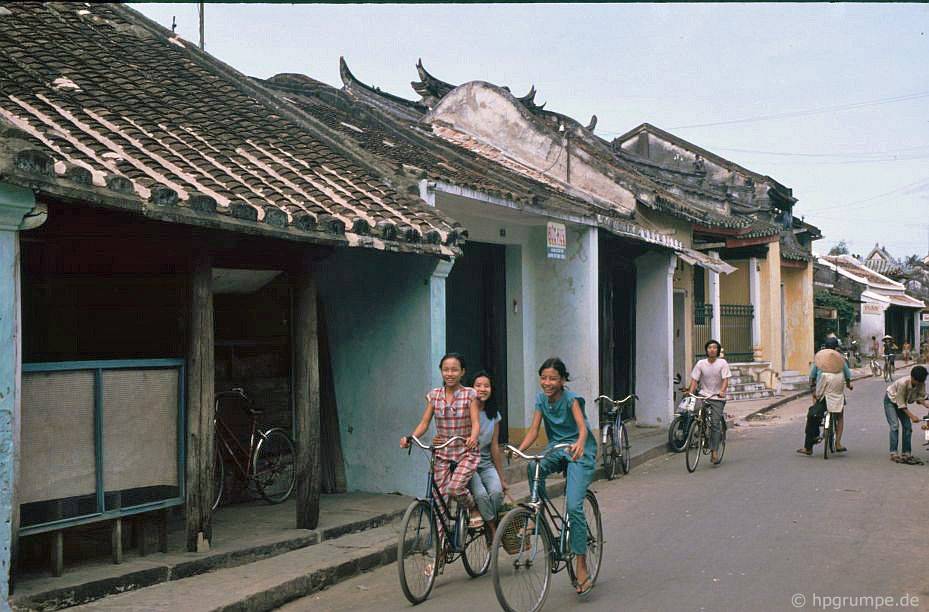 chum anh pho co hoi an nhung nam 90 dep nguyen ban qua ong kinh nhiep anh gia duc