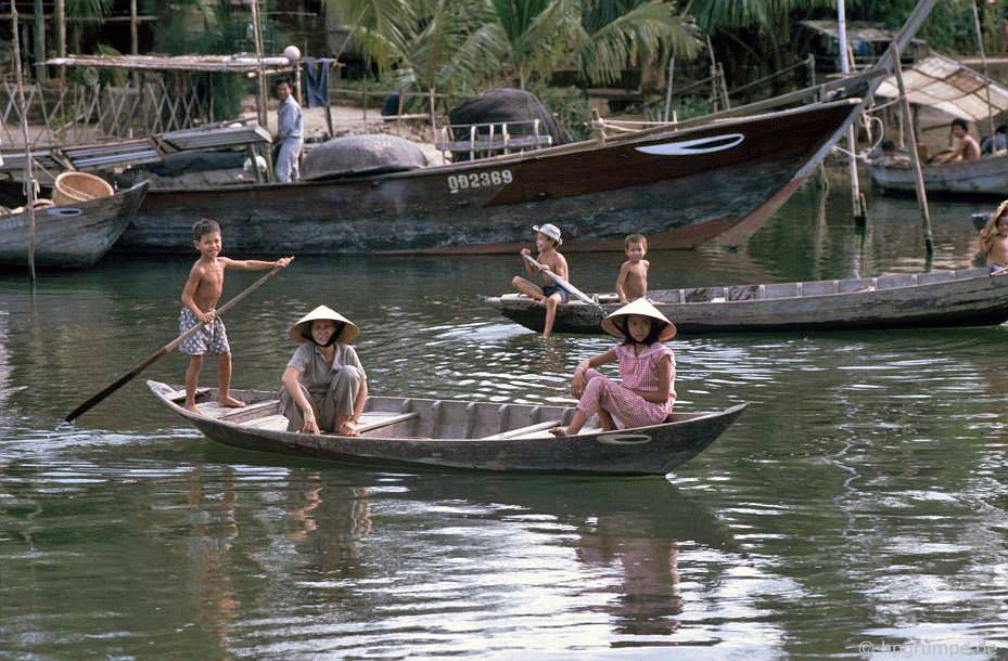 chum anh pho co hoi an nhung nam 90 dep nguyen ban qua ong kinh nhiep anh gia duc