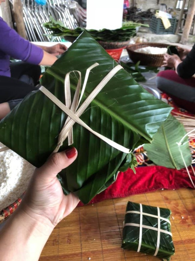 tham hoa banh chung tet khien cu dan mang cuoi nghieng nga