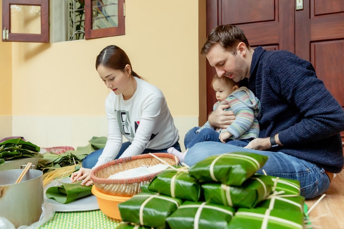 my tam va loat sao viet tro tai goi banh chung banh tet sieu dinh ngay tet