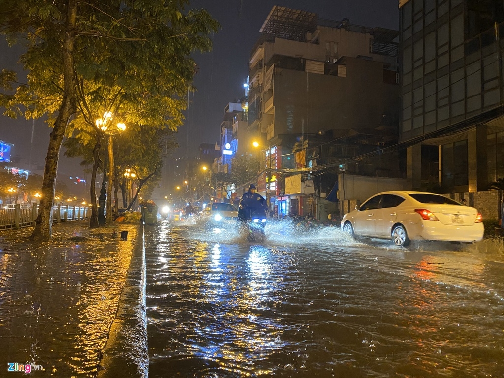 ha noi don mua tam ta dem 30 tet duong pho ngap nuoc vang hoe