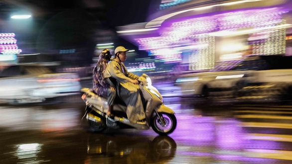 ha noi don mua tam ta dem 30 tet duong pho ngap nuoc vang hoe