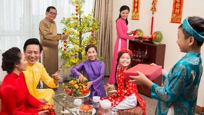 Người thân trong gia đình có được tự xông đất cho nhà mình không?