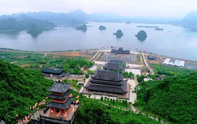 chua tam chuc dong nghit khach chen nhau muot mo hoi du xuan dau nam