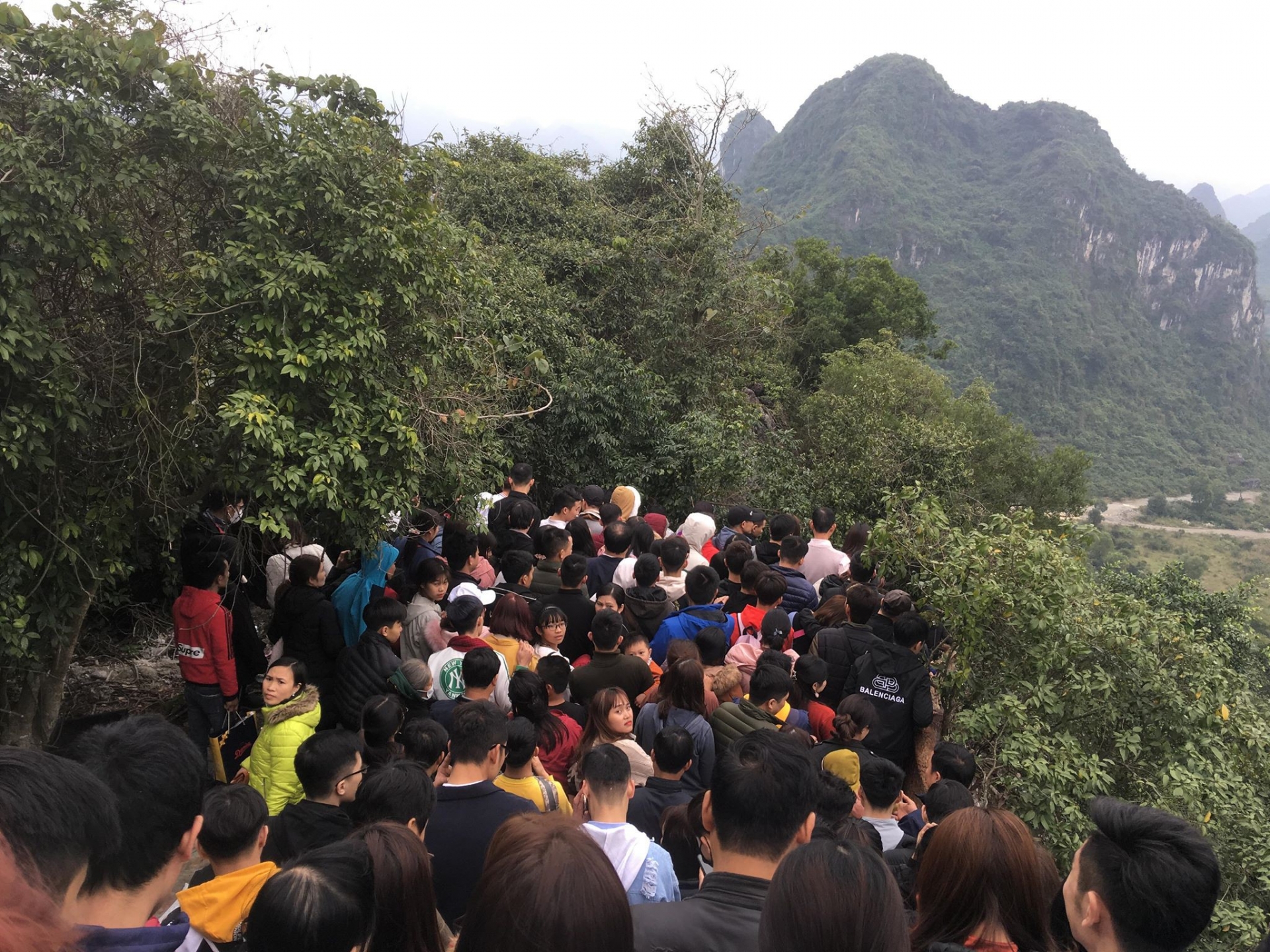 chua tam chuc dong nghit khach chen nhau muot mo hoi du xuan dau nam