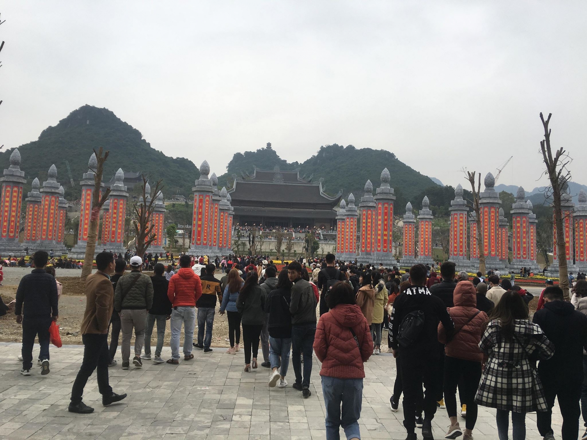 chua tam chuc dong nghit khach chen nhau muot mo hoi du xuan dau nam