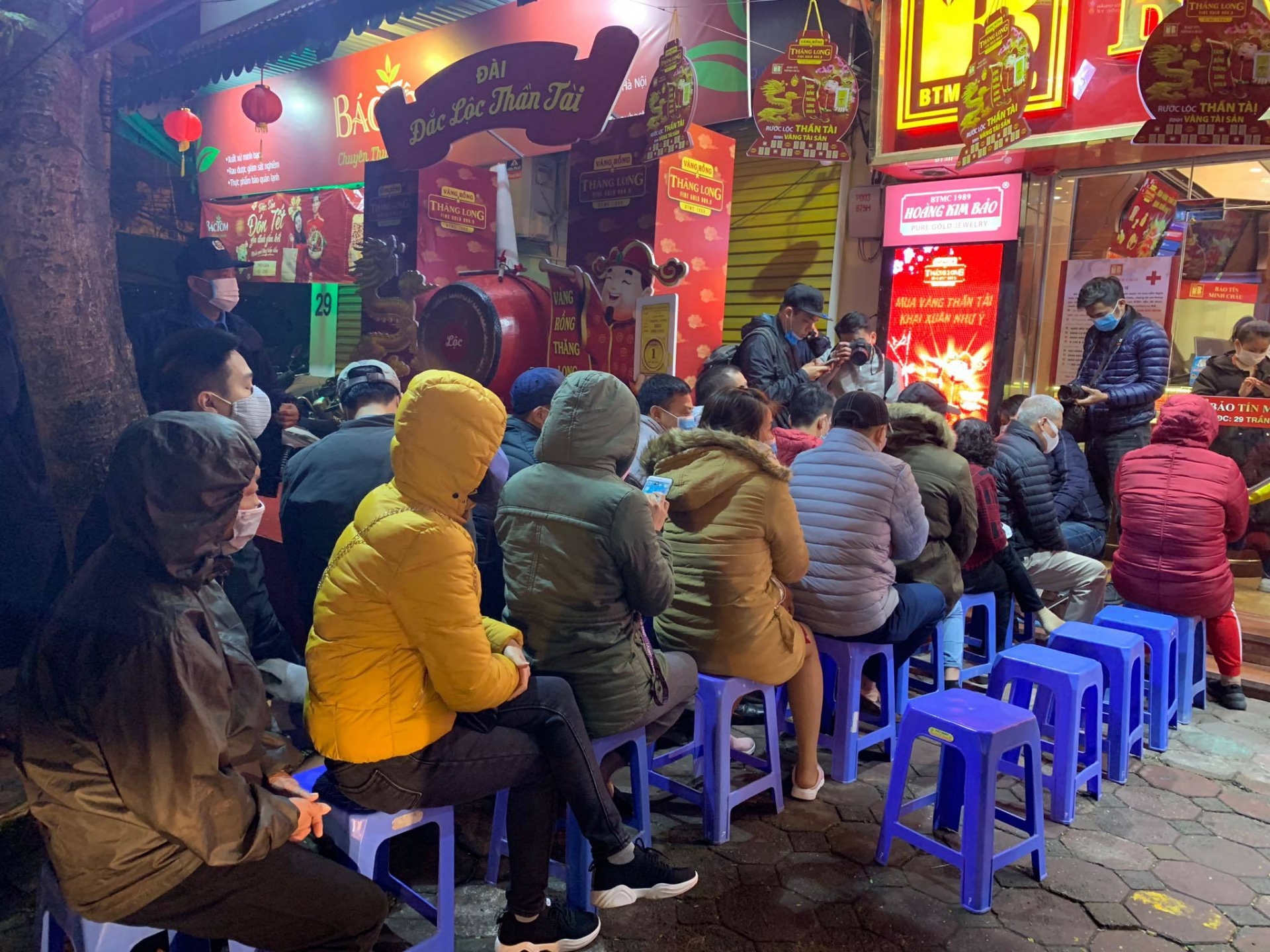 deo khau trang chong virus corona xep hang tu tinh mo de mua vang ngay via than tai