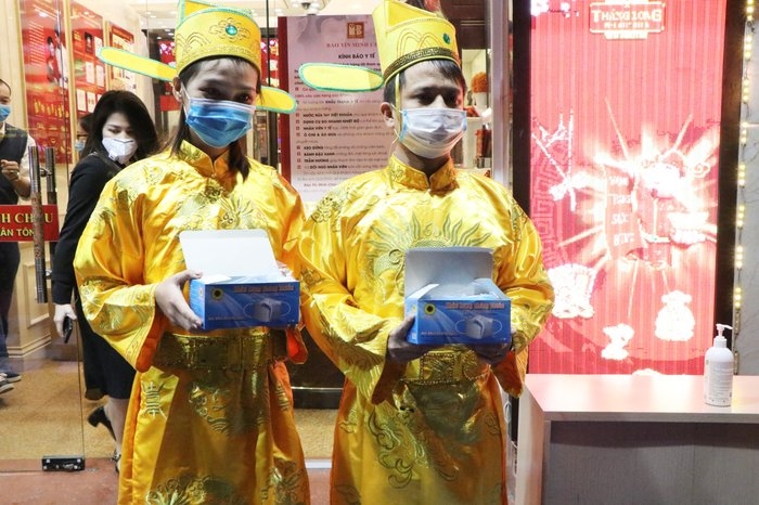 deo khau trang chong virus corona xep hang tu tinh mo de mua vang ngay via than tai