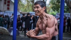 video nguoi phu nu trung quoc dung xe dieu khien tu xa di mua thuc an vi so virus corona