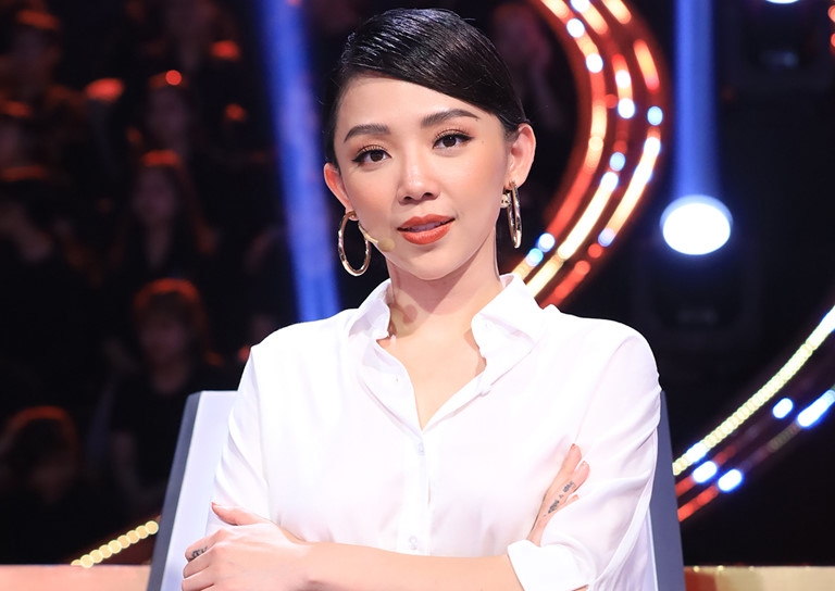 hong nhung toc tien ha kieu anh chung tay ung ho hien vat tien cho viec phong chong dich covid 19