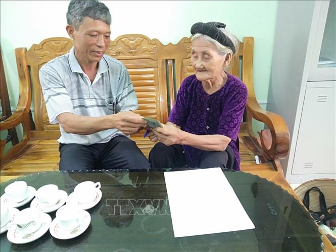 cu ba xin thoat ngheo ung ho 2 trieu phong dich covid 19 hang xom mua 15 tan gao chia cho dan ngheo