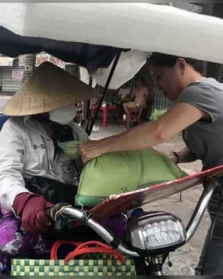 cu ba xin thoat ngheo ung ho 2 trieu phong dich covid 19 hang xom mua 15 tan gao chia cho dan ngheo