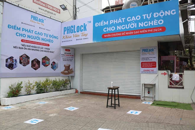 nguoi dan chung tay quyen gop gao vao may atm phat gao mien phi cho nguoi ngheo