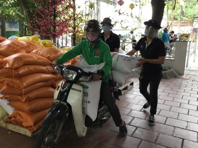 nguoi dan chung tay quyen gop gao vao may atm phat gao mien phi cho nguoi ngheo