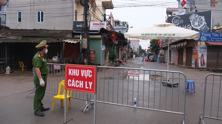 ha noi toan bo cong an phuong dong ngac bi cach ly vi lien quan benh nhan 243
