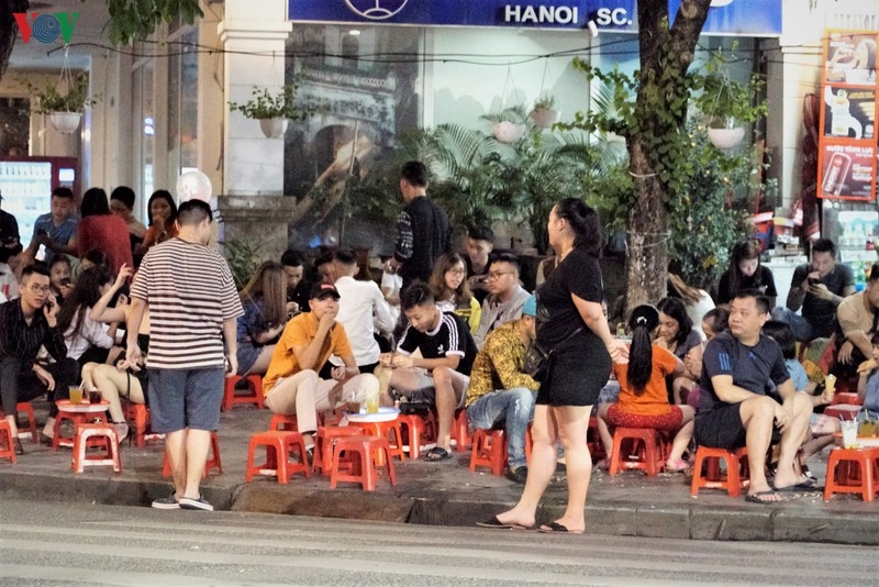 sau gian cach xa hoi tra da via he dong nghit khach