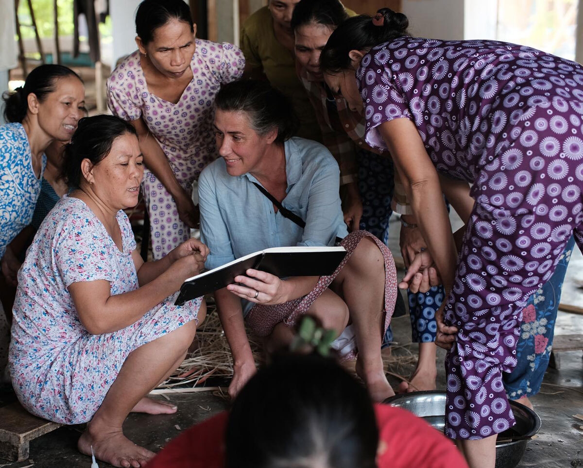 nu hoa sy nguoi uc va hang chuc buc ve ky hoa tuyet dep ve hoi an