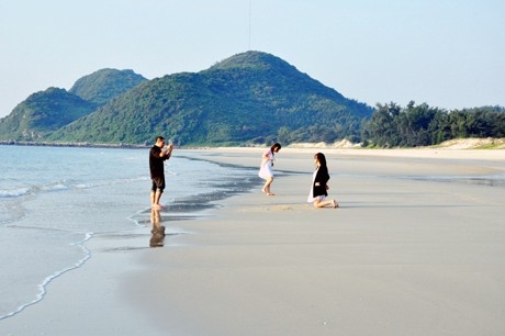 du lich thang 6 bien xanh cat trang 3 mien bac trung nam vay goi