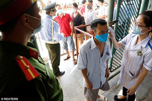 bao anh them muon co duoc san van dong kin nguoi xem nhu bong da o viet nam