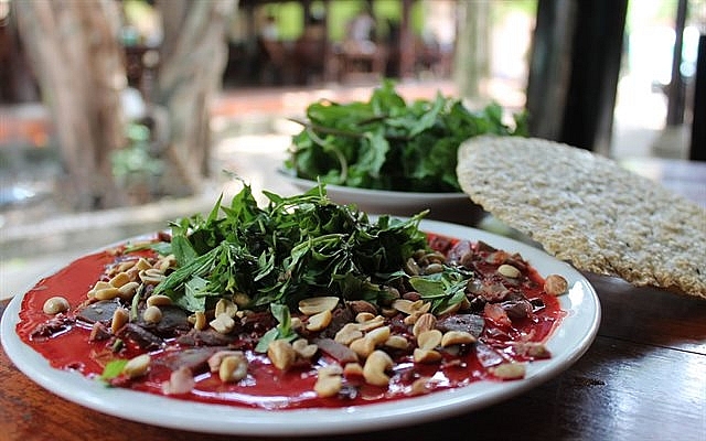 6 mon la dac san thuong dung cua dan viet du khach thi tranh xa