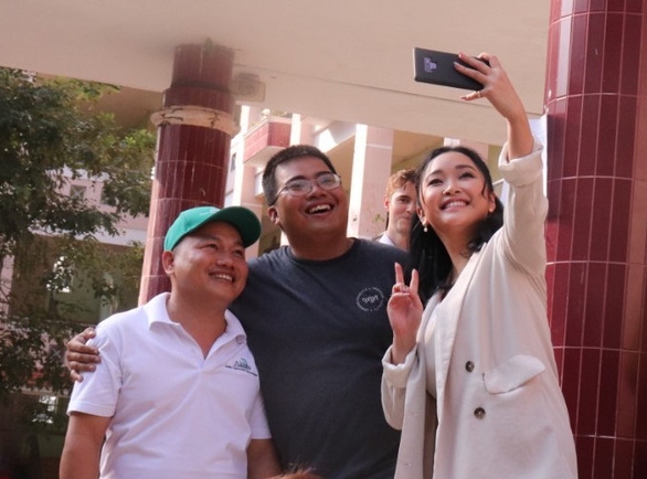 lana condor nu dien vien goc viet lan dau tro ve viet nam voi cuu phu nhan tong thong my michelle obama