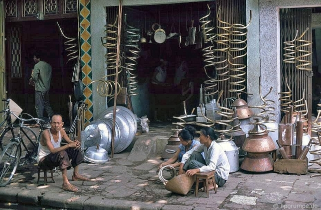 nhip song ha noi nhung nam 90 qua ong kinh cua nhiep anh gia nguoi duc