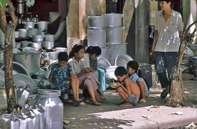 nhip song ha noi nhung nam 90 qua ong kinh cua nhiep anh gia nguoi duc