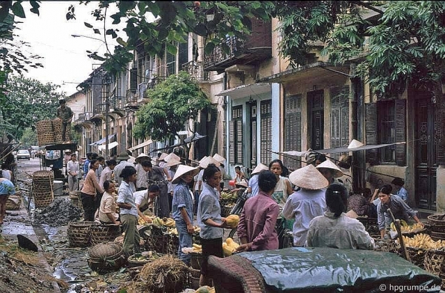 nhip song ha noi nhung nam 90 qua ong kinh cua nhiep anh gia nguoi duc