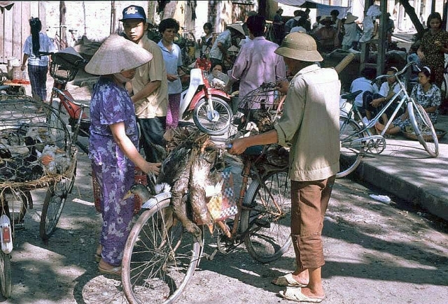 nhip song ha noi nhung nam 90 qua ong kinh cua nhiep anh gia nguoi duc