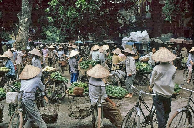 nhip song ha noi nhung nam 90 qua ong kinh cua nhiep anh gia nguoi duc