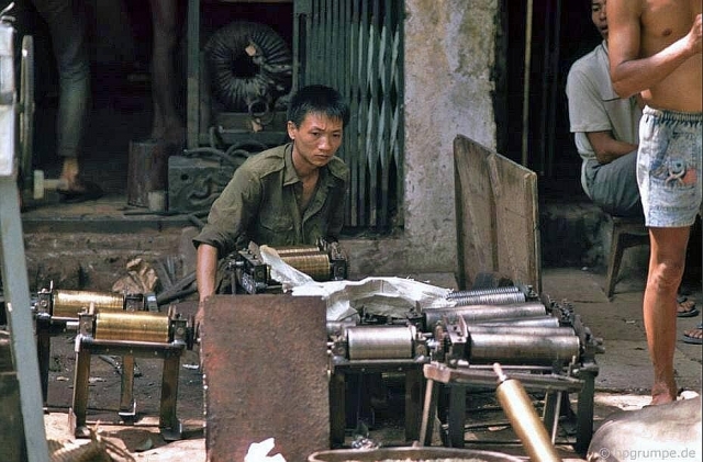 nhip song ha noi nhung nam 90 qua ong kinh cua nhiep anh gia nguoi duc