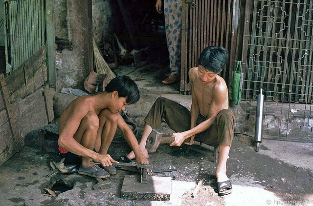 nhip song ha noi nhung nam 90 qua ong kinh cua nhiep anh gia nguoi duc