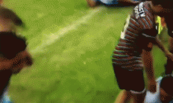 video cau thu shb da nang vao bong kieu triet ha doi phuong khien ca 2 choang nhau ngay giua san