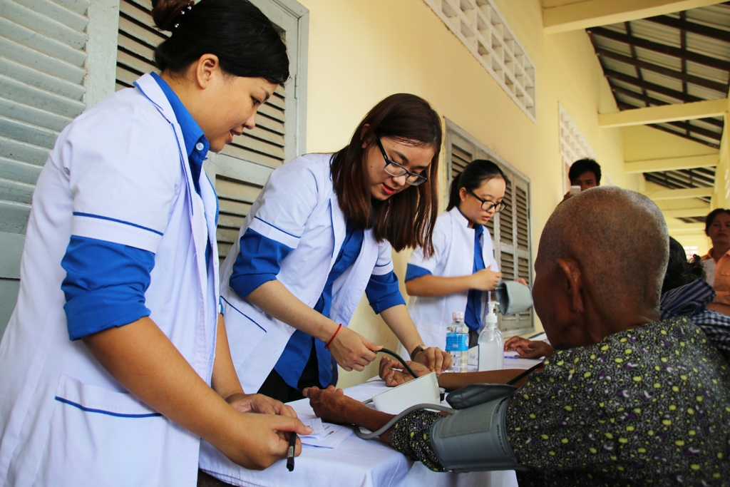 Khám bệnh, cấp thuốc miễn phí cho 200 người dân Campuchia kham benh cap thuoc mien phi cho 200 nguoi dan campuchia