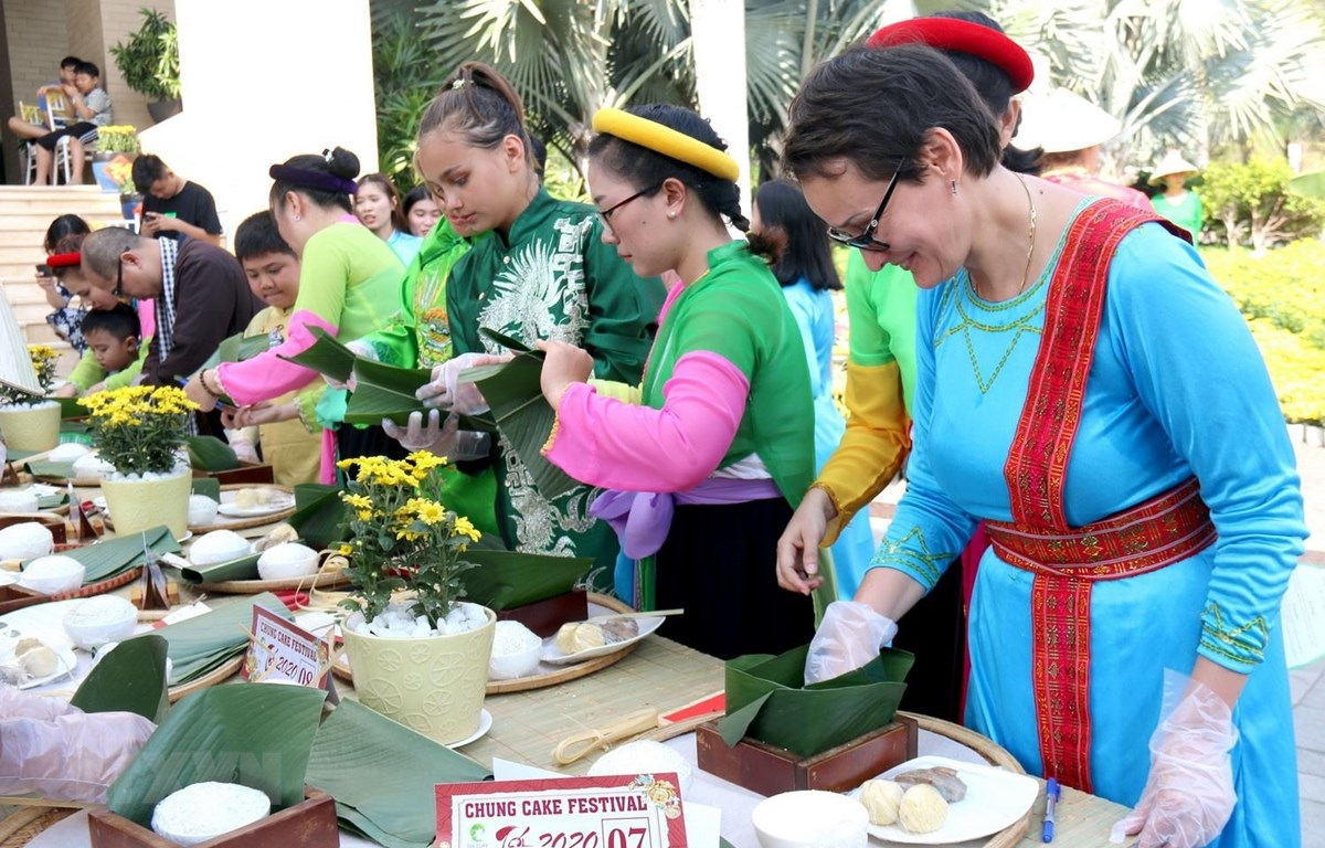 Hơn 100 du khách quốc tế tham gia Lễ hội bánh chưng năm 2020 tỉnh Bình Thuận hon 100 du khach quoc te tham gia le hoi banh chung nam 2020 tinh binh thuan
