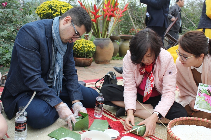 Các nhà ngoại giao quốc tế lần đầu tiên thi làm bánh chưng tại Ba Vì, Hà Nội cac nha ngoai giao quoc te lan dau tien thi lam banh chung tai ba vi ha noi