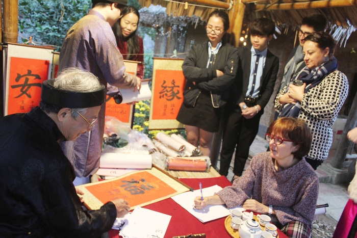 Các nhà ngoại giao quốc tế lần đầu tiên thi làm bánh chưng tại Ba Vì, Hà Nội cac nha ngoai giao quoc te lan dau tien thi lam banh chung tai ba vi ha noi