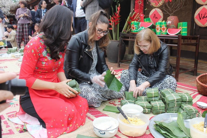 Các nhà ngoại giao quốc tế lần đầu tiên thi làm bánh chưng tại Ba Vì, Hà Nội cac nha ngoai giao quoc te lan dau tien thi lam banh chung tai ba vi ha noi