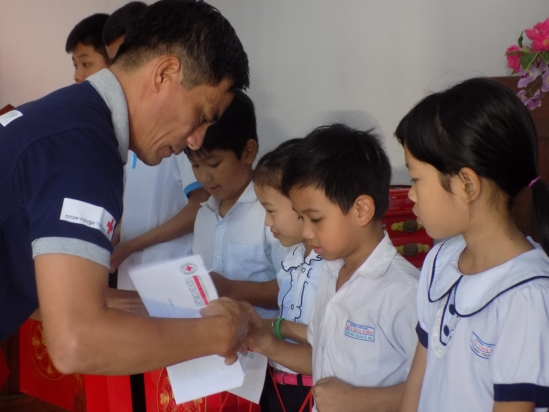 58 hoc sinh co hoan canh kho khan tai da nang nhan hoc bong tu to chuc tat ca vi tre em thuy dien