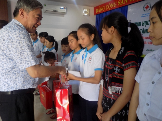 58 hoc sinh co hoan canh kho khan tai da nang nhan hoc bong tu to chuc tat ca vi tre em thuy dien