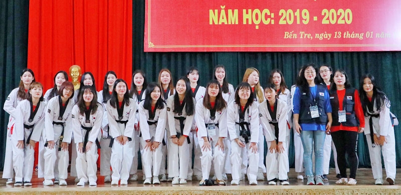 hoc sinh thpt chuyen ben tre cung giao luu hoc tieng han quoc voi nu sinh xu so kim chi